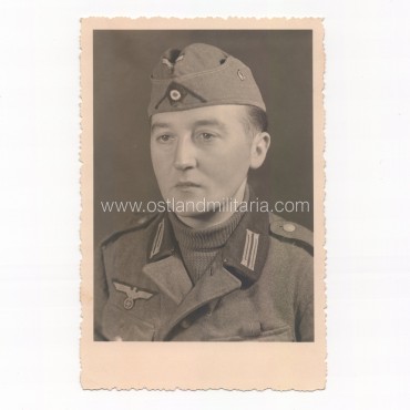 Photo of German Army soldier with unit pin (?) on sidecap Germany 1933–1945