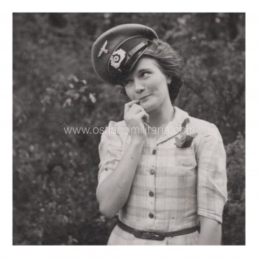 Photo of a woman in WH visor cap Germany 1933–1945