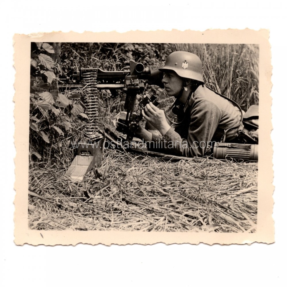 German soldier with a machine gun photo Germany 1933–1945